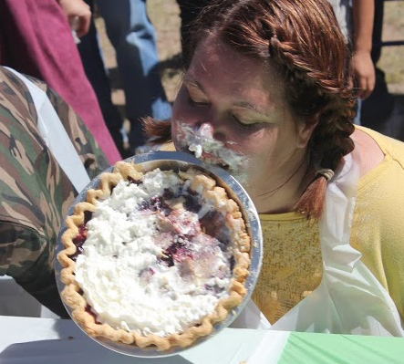 pie-town-pie-eating-contest-ya-gotta-flip-it-2 Trickster demonstrates the Alligator Technique.